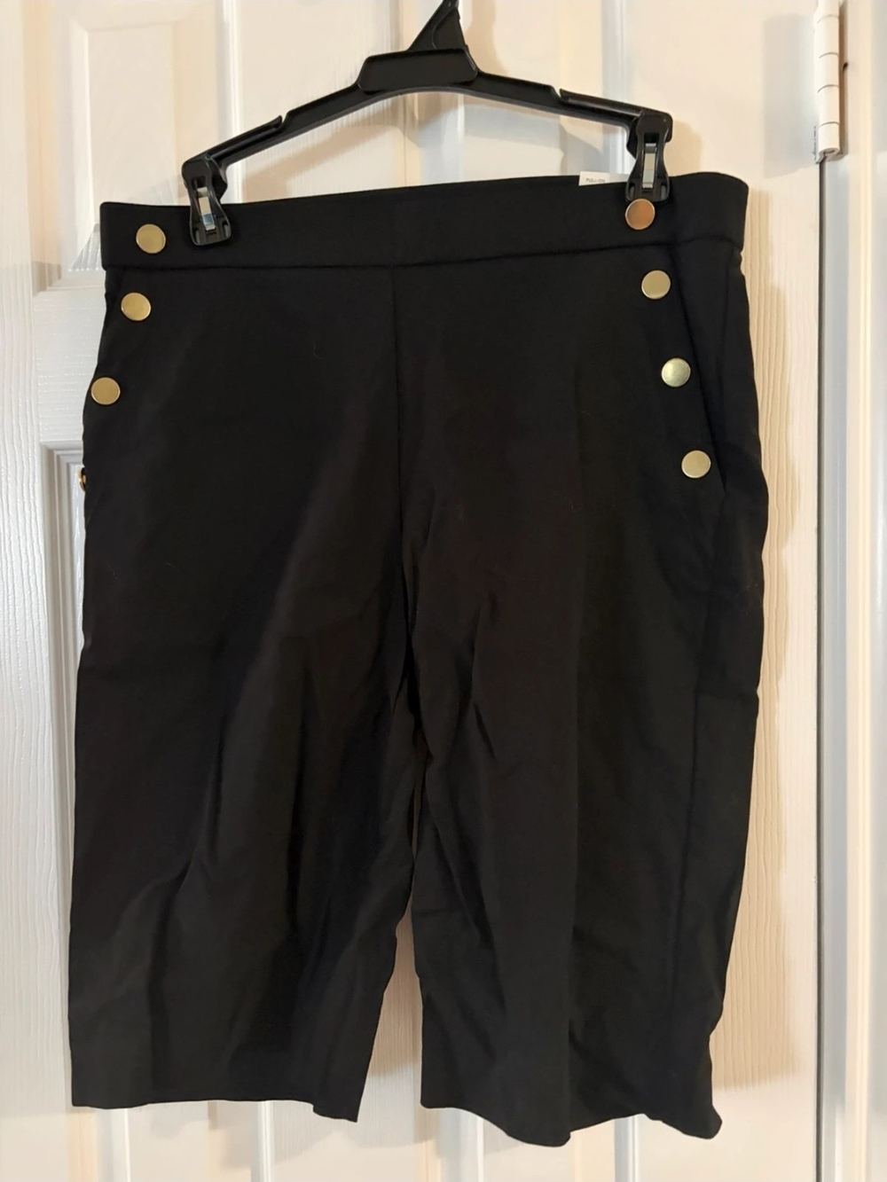 Liz Claiborne Black Sailor-Button Pull-On Capris
